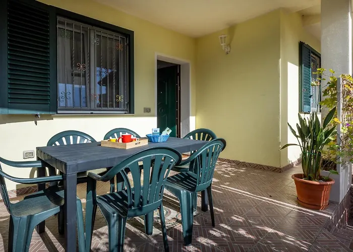 Guesthost - Relax & Fun Between Sea & Lägenhet Sìnnai